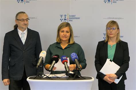 Pani predsedníčka ŽSK Ing. Erika Jurinová s obyvateľmi Domova dôchodcov
