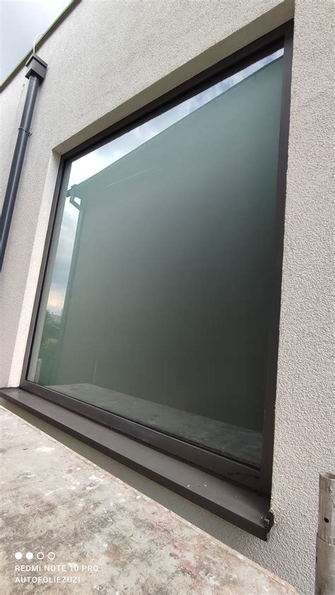 Ochranná fólia na oknách počas renovácie fasády
