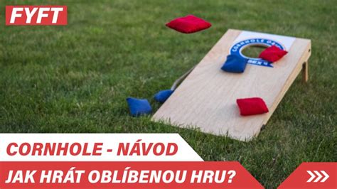 Seniori hrajú hru Cornhole vonku