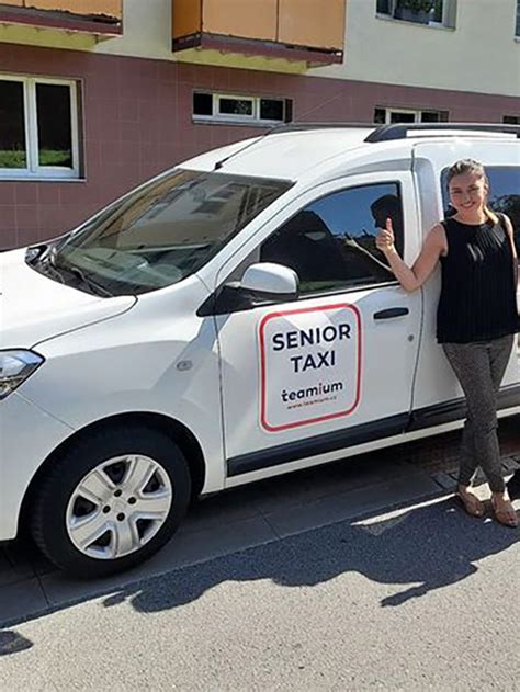 senior nastupujúci do špeciálne upraveného vozidla taxi služby
