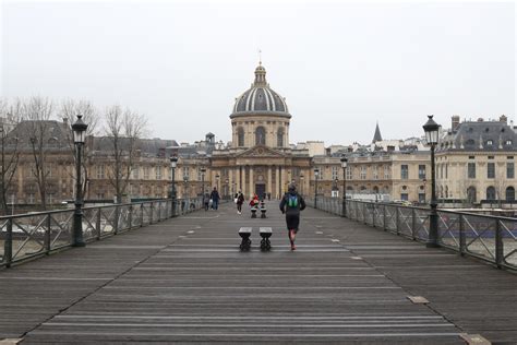 Pont des Arts pred a po odstránení zámkov lásky