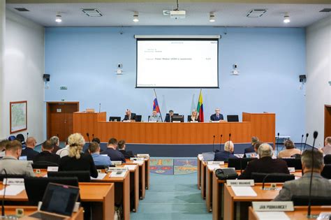Rodina sa stará o staršieho člena s ťažkým zdravotným postihnutím v domácom prostredí.