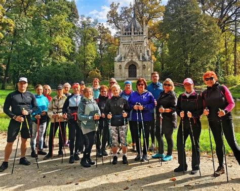 Seniori cvičia nordic walking v prírode