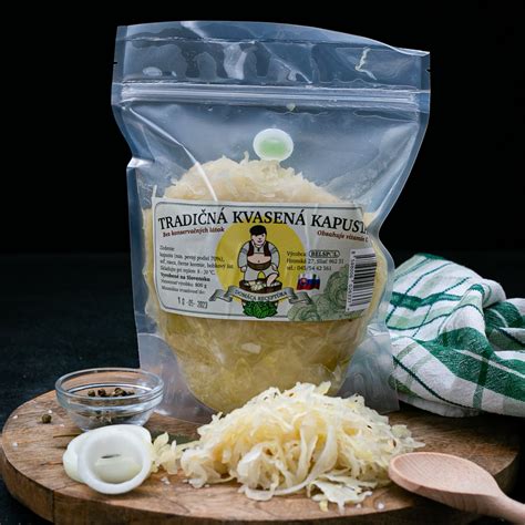 tradičná kvasená kapusta v keramickom súdku