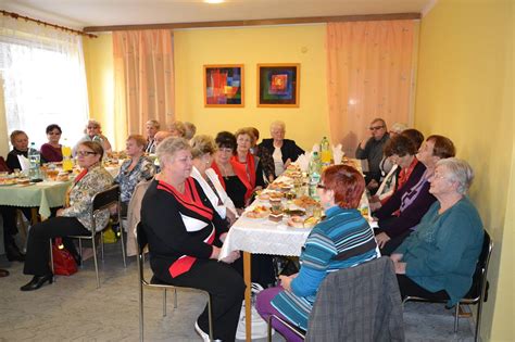 Skupina seniorov na spoločenskej akcii v dennom centre