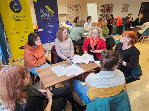 Skupina seniorov učiaca sa angličtinu