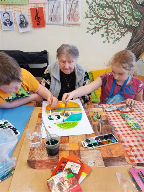 Seniori zapojení do arteterapie alebo ergoterapie