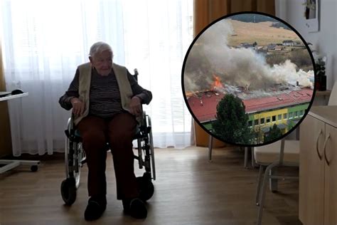 Fotografia klientov domova dôchodcov na výlete v parku