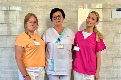 Študenti zdravotníckej školy na klinických cvičeniach