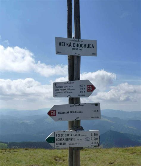 Poškodený turistický smerovník