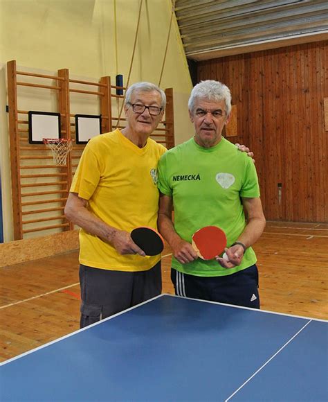 Skupina seniorov pri stolnom tenise v dennom centre