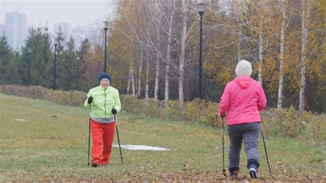 senior cvičiaci nordic walking v parku