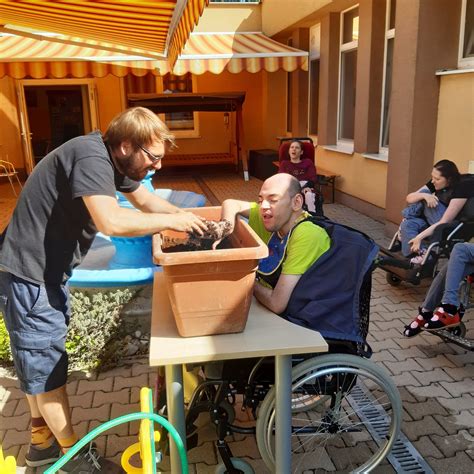 Klienti Centra sociálnych služieb Terchová pri tvorivých aktivitách
