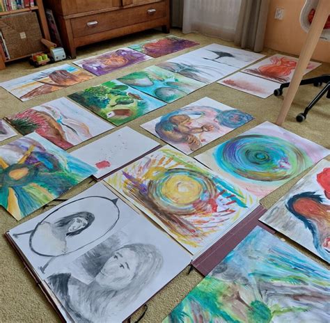 Seniori maľujúci na plátno v rámci arteterapie