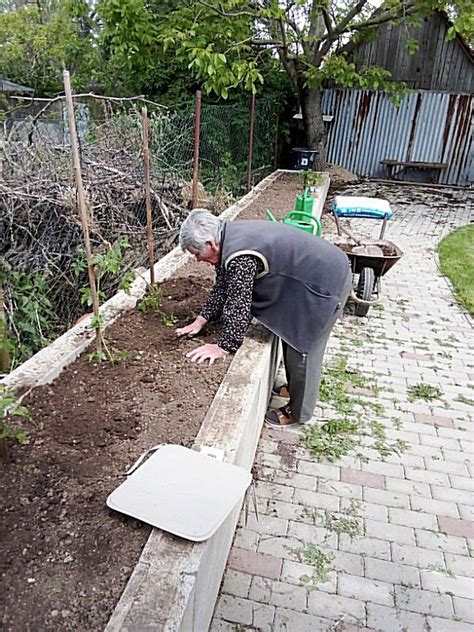 Senior pracujúci v záhradke s Floramobilom
