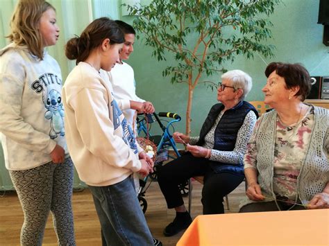 Seniori a deti spolu tvoria v rámci medzigeneračného projektu