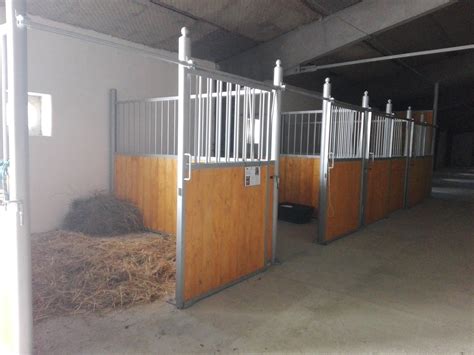 Vonkajší areál zariadenia s jazdeckým priestorom