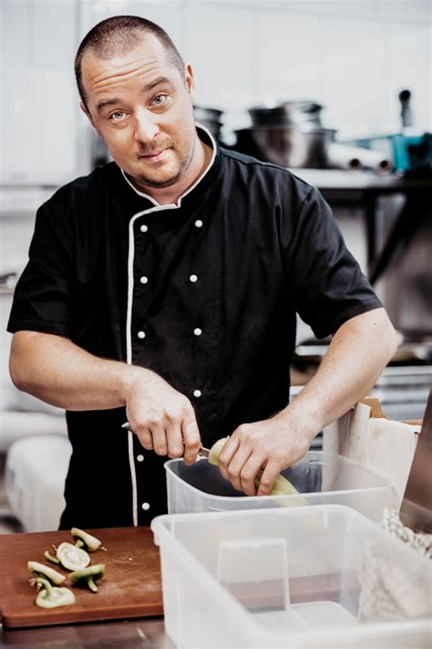 Ilustračná fotografia kuchára pri práci v profesionálnej kuchyni