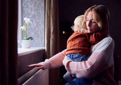 Žena objímajúca dieťa s úsmevom, ilustračná fotografia