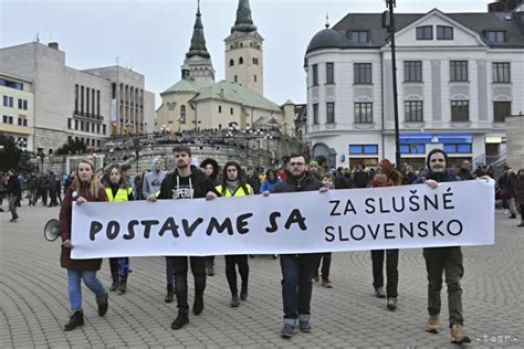 Fotografia protestu Za slušné Slovensko s transparentmi