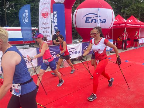 Seniorky cvičiace nordic walking