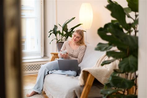Obrázok: Človek relaxujúci bez telefónu, symbolizujúci digitálny detox