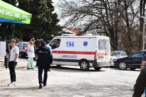 Starší človek, ktorý nastupuje do sanitky