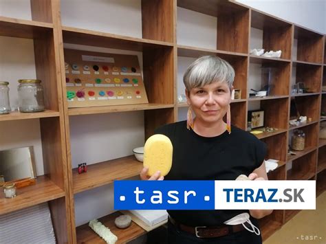 Seniori tvoria v kreatívnej dielni, usmievajú sa