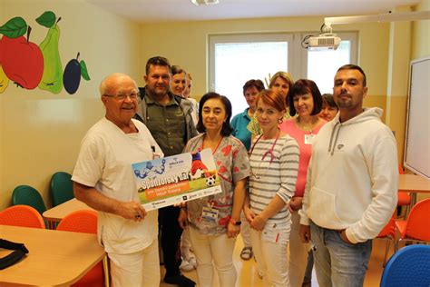 Interiér detského oddelenia nemocnice s rozdelením na lôžka pre dojčatá a veľké deti