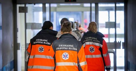 Študenti zdravotníckej záchrannej služby počas praktického výcviku