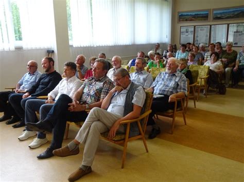 Ľudia na kultúrnom podujatí