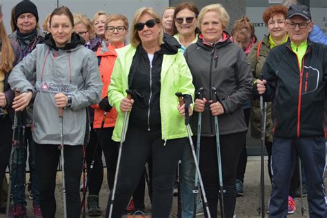 Seniori na prechádzke Nordic walking