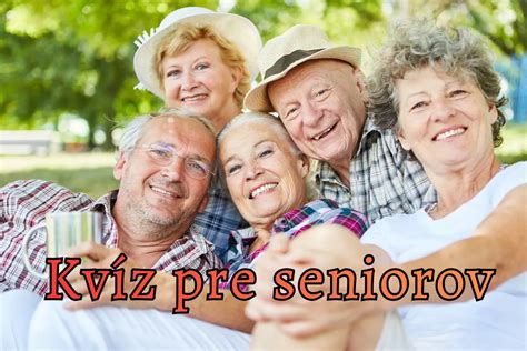 Skupina seniorov spoločne rieši kvíz na tablete