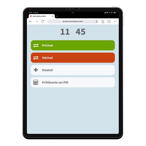 Senior používa tablet na riešenie online kvízu