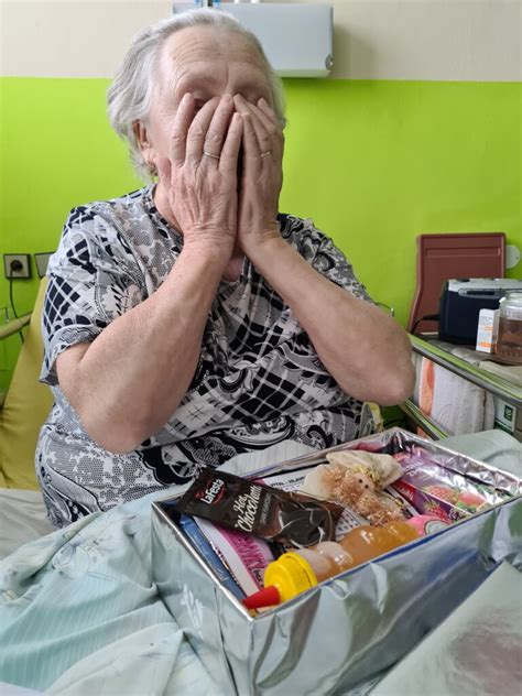 Naplnená krabica od topánok pripravená na darovanie seniorovi