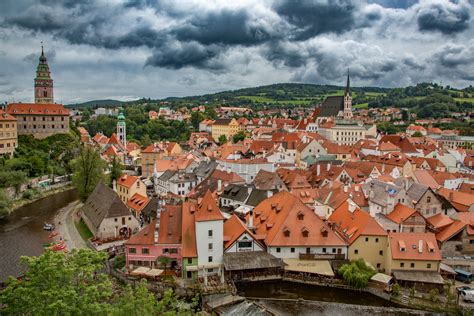 Panoramatický pohľad na Český Krumlov s riekou Vltavou a zámkom