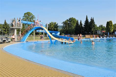 Moderné kúpalisko v Hlubokej nad Vltavou
