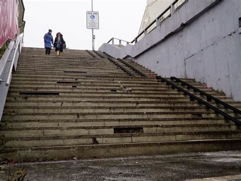 Silueta človeka, ktorý vystupuje po schodoch s knižkami v ruke, symbolizujúca osobný rozvoj
