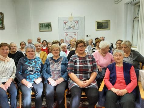 Ilustrácia: Seniori venujúci sa záujmovým aktivitám v dennom centre
