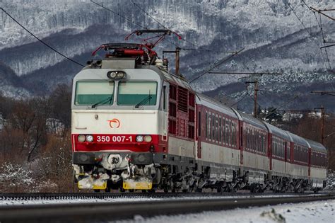 Vlak prechádzajúci krajinou