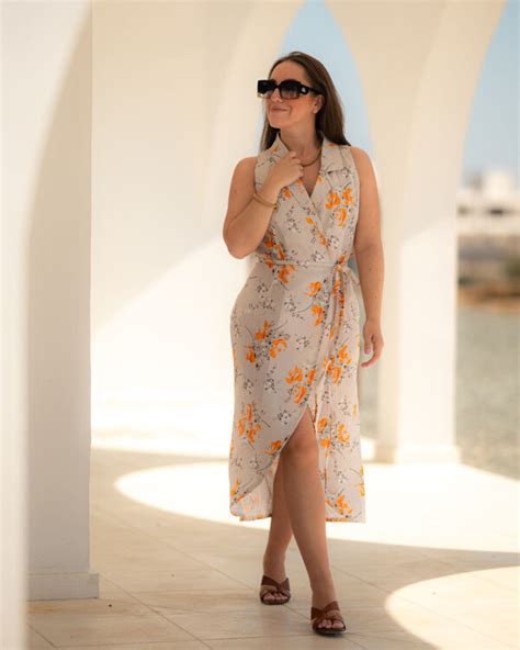 Žena v ortopedických sandáloch a elegantných šatách