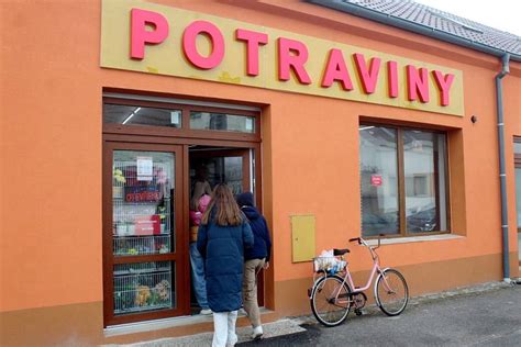 Obrázok detí hrajúcich sa na obchod s potravinami